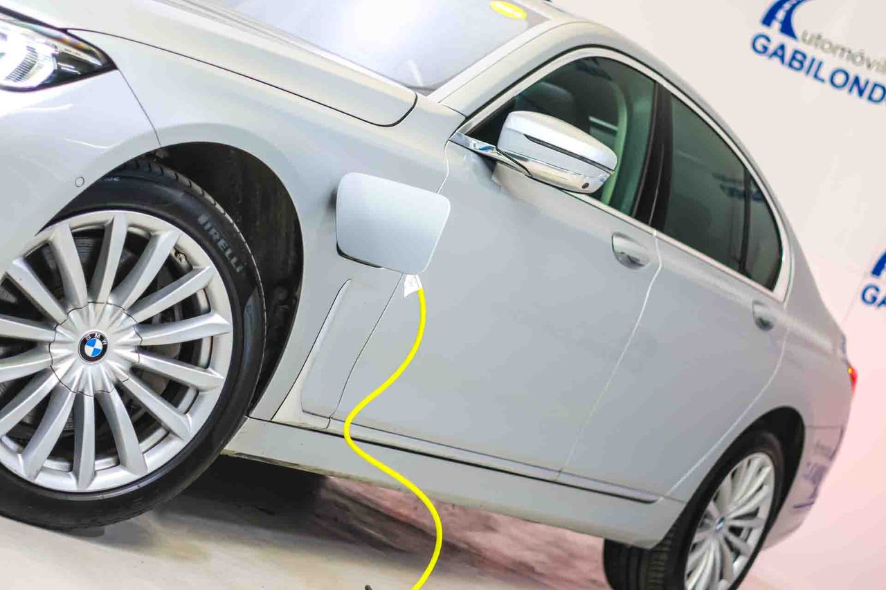 BMW Serie 7 745e - Foto 11