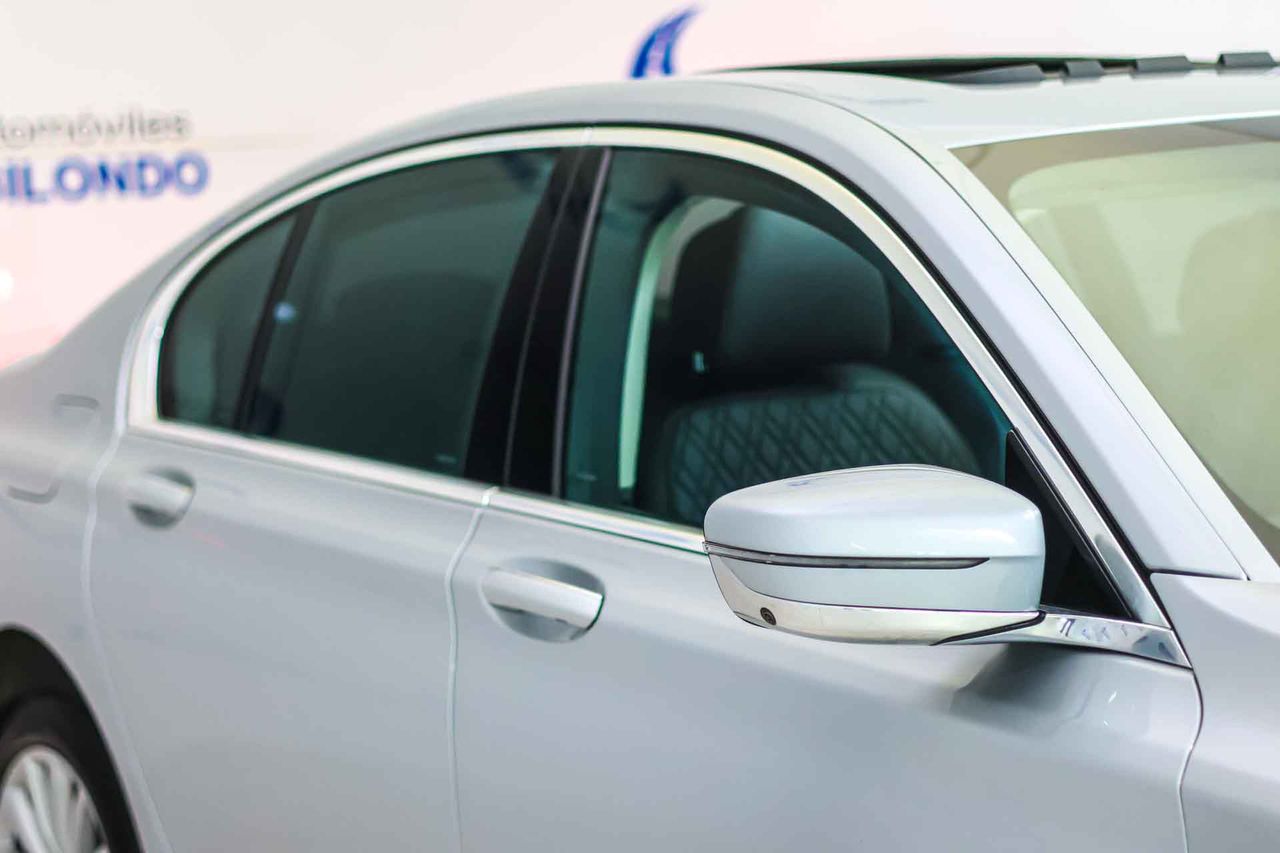 BMW Serie 7 745e - Foto 20