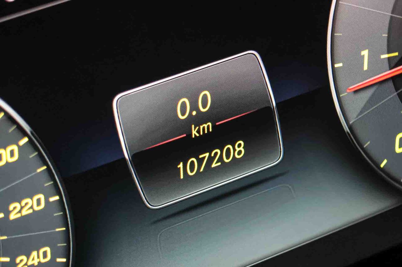 Mercedes Clase E Coupé E 220 d 4MATIC AMG Line **Techo panorámico** - Foto 7