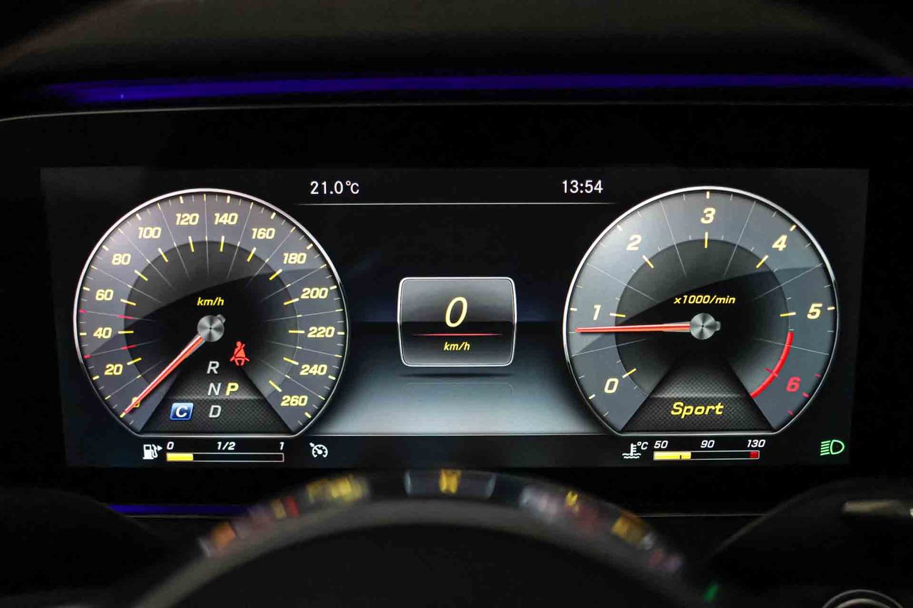 Mercedes Clase E Coupé E 220 d 4MATIC AMG Line **Techo panorámico** - Foto 39