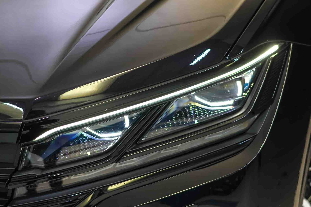 Volkswagen Touareg R 3.0 V6 TSI 340kW Tip 4M **Techo panorámico** - Foto 18