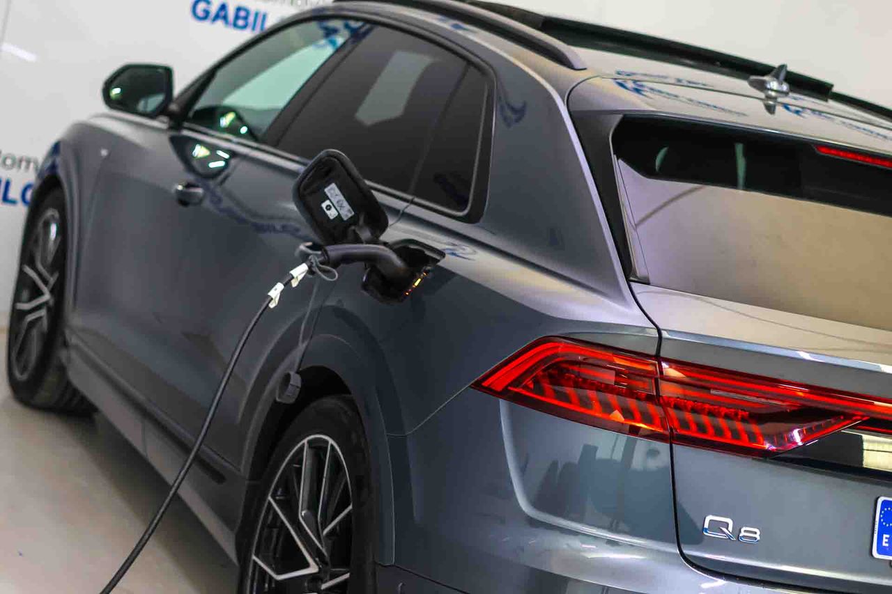 Audi Q8 55 TFSIe 280kW Black Line Pl quattro tip SLine **Techo panorámico** - Foto 11