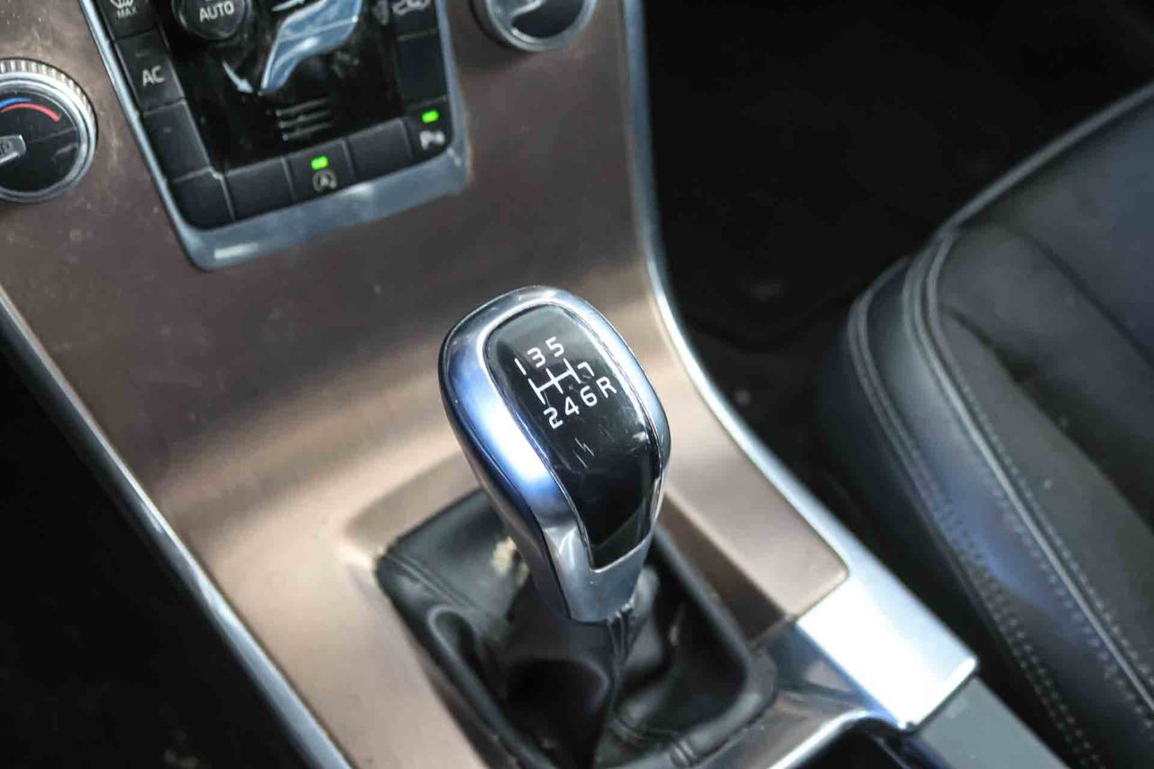 Volvo XC60 2.0 D4 Momentum - Foto 18
