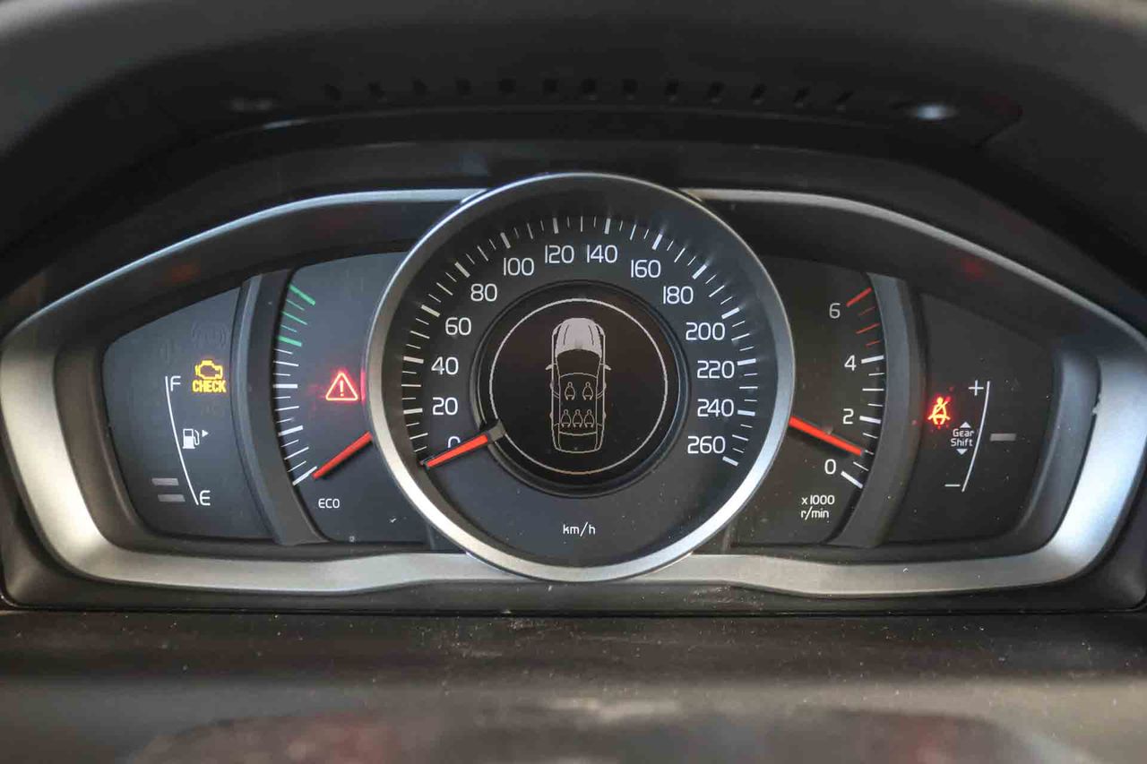 Volvo XC60 2.0 D4 Momentum - Foto 17