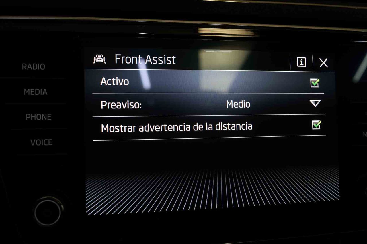 Skoda Superb Combi 2.0 TDI 110kW (150CV) DSG Ambition **Techo panorámico** - Foto 57