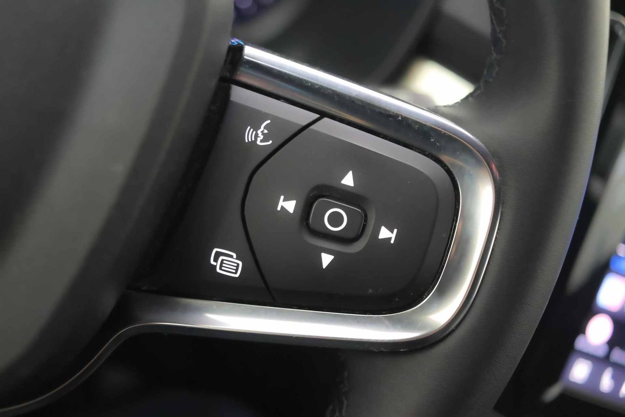 Volvo XC40 2.0 B3 G Essential Auto - Foto 40