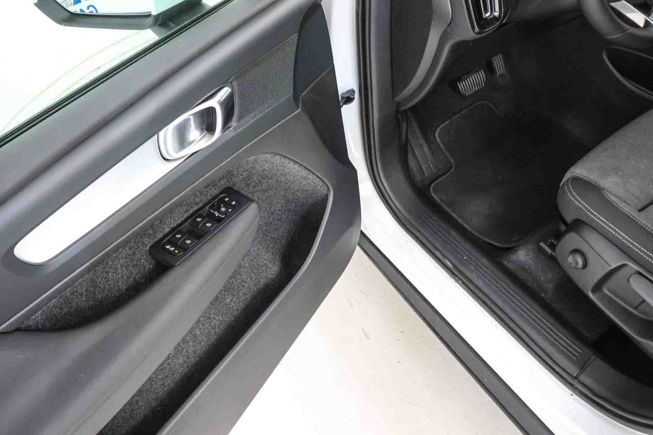 Volvo XC40 2.0 B3 G Essential Auto - Foto 33