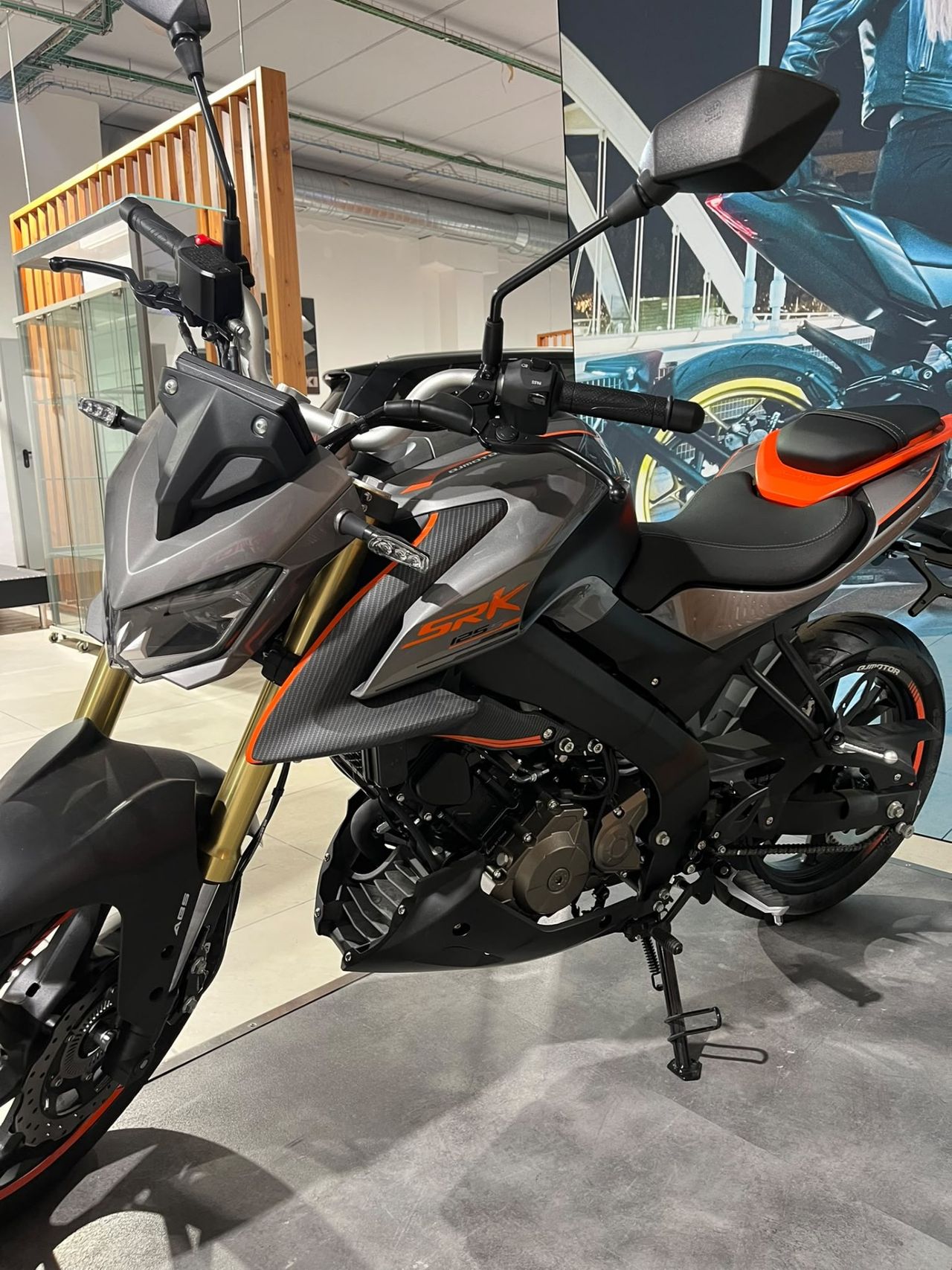 QJ Motor SRK 125 S - Foto 4